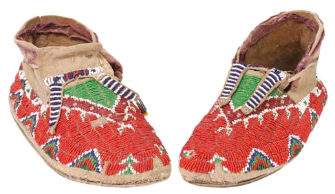 (PAIR) NATIVE AMERICAN SIOUX BEADED HIDE ADULT MOCCASINS