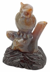 CARVED AGATE MODEL OF AN OWL PERCHED ON A TREE