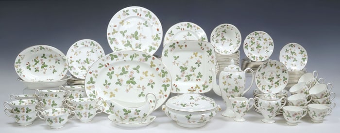 (123) WEDGWOOD 'WILD STRAWBERRY' BONE CHINA DINNER SERVICE