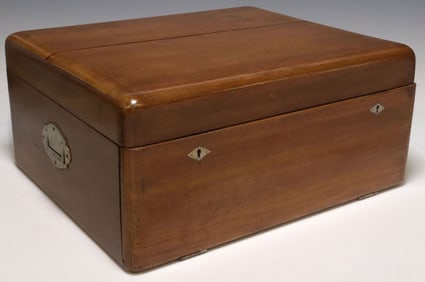 ITALIAN WALNUT FITTED BOX FOR FLATWARE SERVICE