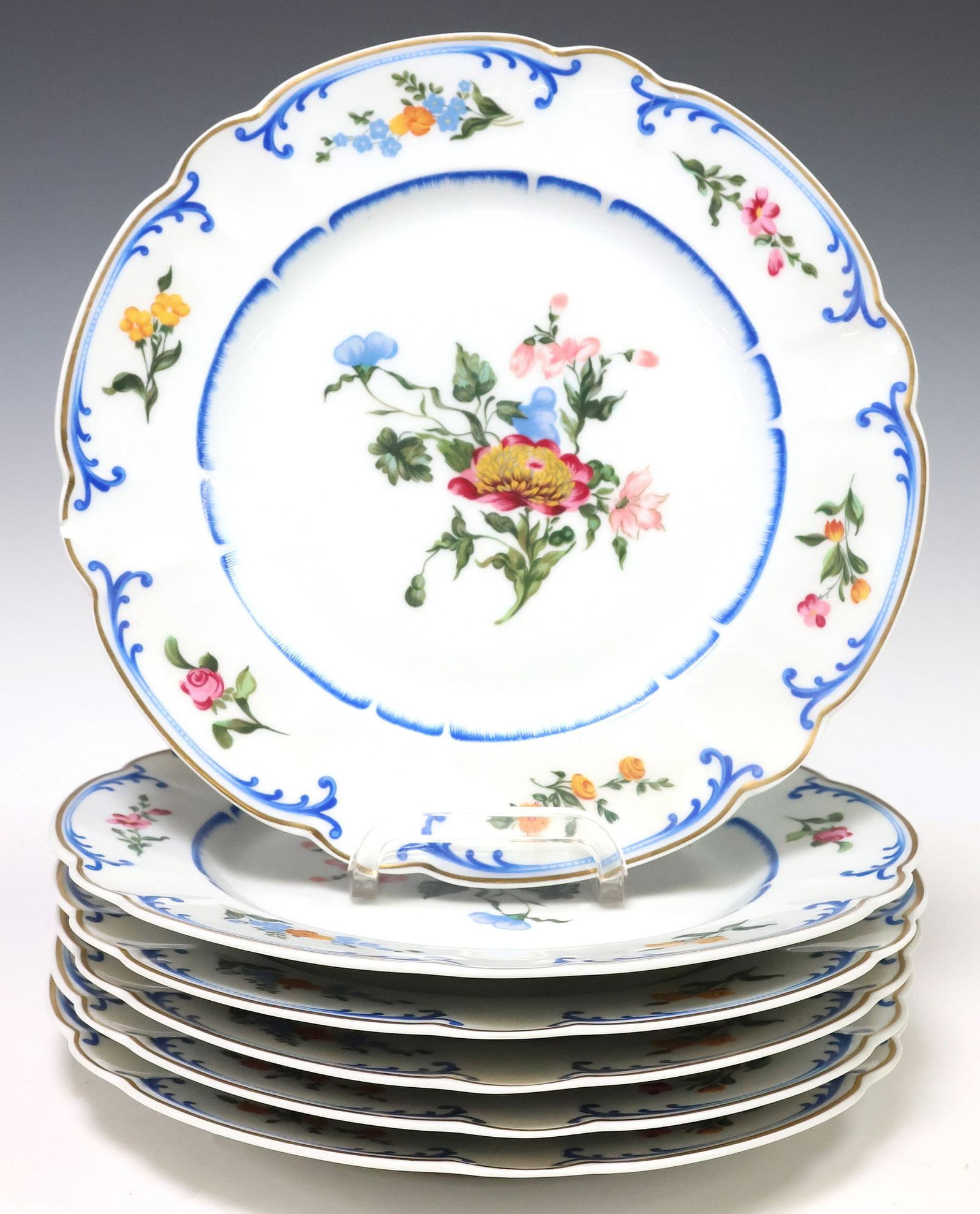 (6) C.F. HAVILAND LIMOGES 'MARJOLAINE' PORCELAIN DINNER PLATES: (lot of 6) French Limoges porcelain dinner plates, Charles Field Haviland, retailed by Au Vase Etrusque Paris, in the "Marjolaine" pattern, having parcel gilt trim with blue scrolled accents, decorate