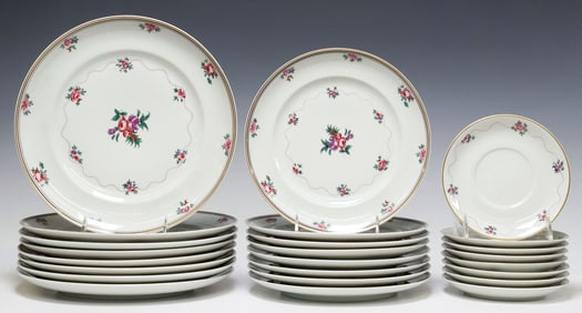 (24) MOTTAHEDEH VISTA ALEGRE 'PEKING ROSE' PORCELAIN PLATES