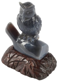 CARVED AGATE MODEL OF AN OWL PERCHED ON A TREE