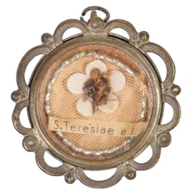 1ST-CLASS RELIC OF ST. THERESE OF THE CHILD JESUS IN THECA RELIQUARY
