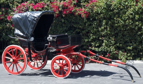 BREWSTER-STYLE COLLAPSIBLE-HOOD HORSE-DRAWN CARRIAGE