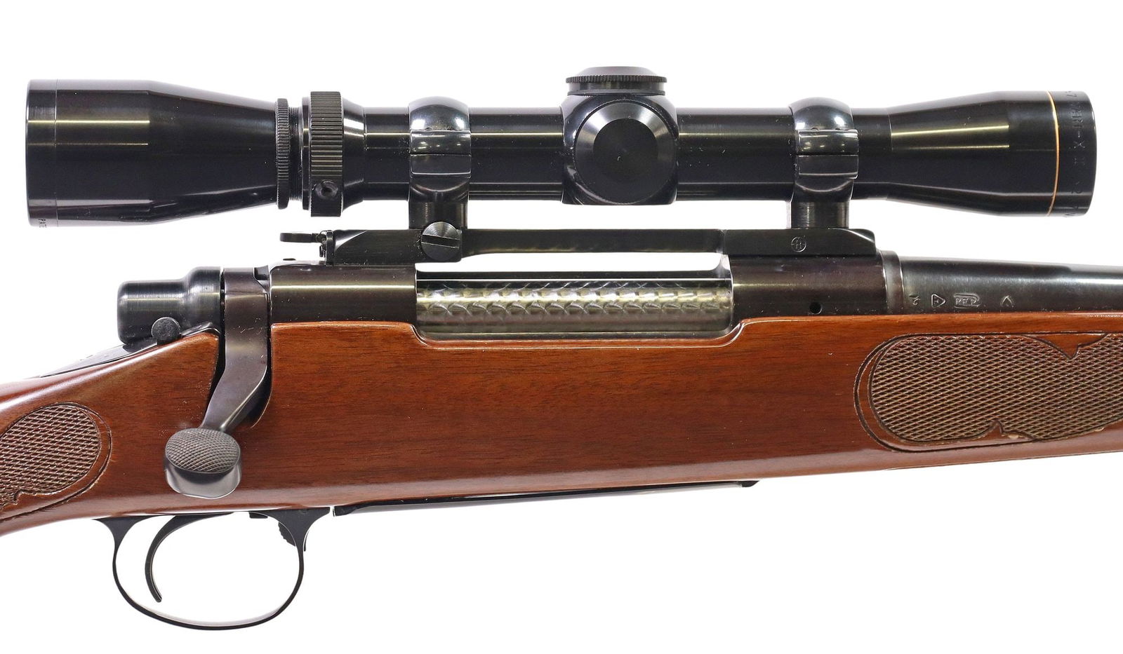 REMINGTON MODEL 700 RIFLE, .30-06 CALIBER, LEUPOLD SCOPE, EXCELLENT: Remington Model 700 Rifle, bolt action, .30-06 caliber, 22" barrel, hooded ramp front sight, adjustable rear sight, mounted Leupold 2 X-7X scope, jeweled bolt, lever thumb safety at right,