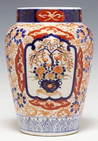 JAPANESE MEIJI PERIOD IMARI PALETTE PORCELAIN VASE