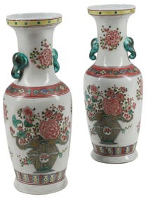(2) CHINESE EXPORT-STYLE FAMILLE ROSE PORCELAIN VASES
