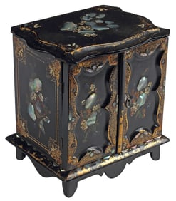 VICTORIAN LACQUERED PAPIER-MACHE JEWELRY BOX