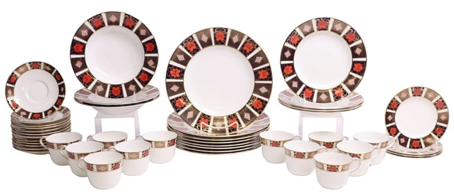 (43) ROYAL CROWN DERBY 'OLD IMARI BORDER' BONE CHINA
