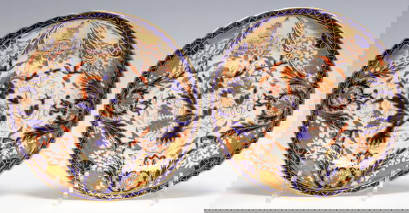 (2) ROYAL CROWN DERBY (ATTRIB.) IMARI 'KINGS' PLATES WITH BASKERVILLE CREST: (pair) English Imari palette bone china cabinet plates, attributed to Royal Crown Derby, early 19th c., in the "Kings" pattern, painted Baskerville Family crest with motto "Spero ut Fidelis (I hope