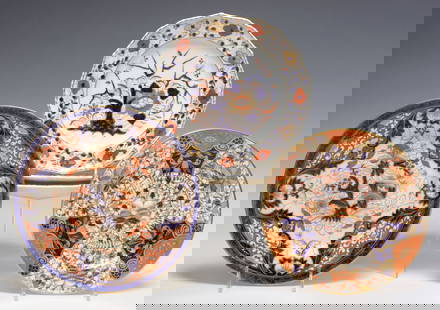 (5) ENGLISH ROYAL CROWN DERBY IMARI PALETTE PLATES, 'KINGS' & OTHER: (lot of 5) English Imari palette bone china plates, Royal Crown Derby, including: (3) pattern number 204, having scalloped border with parcel-gilt trim, Japanese style foliates and scrolling floral