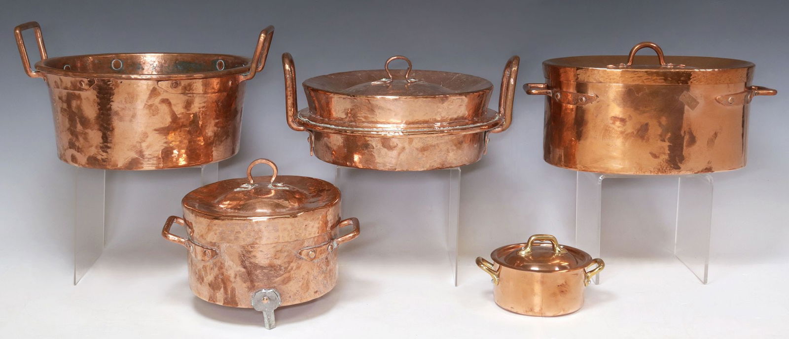 (5) FRENCH COPPER LIDDED KITCHENWARE, POTS & PANS: (lot of 5) French copper kitchenware, hammered and handled, most lidded, including: (1) braising pan, (1) footed pot, (1) tourtiere serving pot, (1) pot, (1) small pot, largest: approx 7.5"h, 12.5"w,