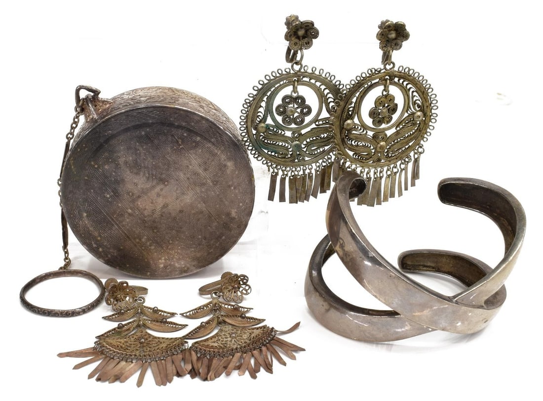 (LOT) SILVER JEWELRY & ACCESSORIES, RING COMPACT, CUFF & EARRINGS (1 of 6)