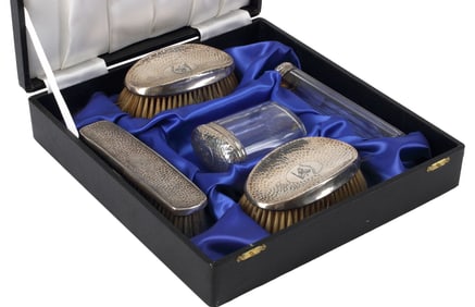 (5) CASED ENGLISH STERLING SILVER DRESSING SET, CAVENDO TUTUS CREST