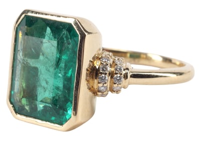 ESTATE 18KT YELLOW GOLD, 4.00CT EMERALD & DIAMOND RING