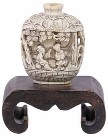 CHINESE RELIEF CARVED SNUFF BOTTLE & STAND, QING DYNASTY