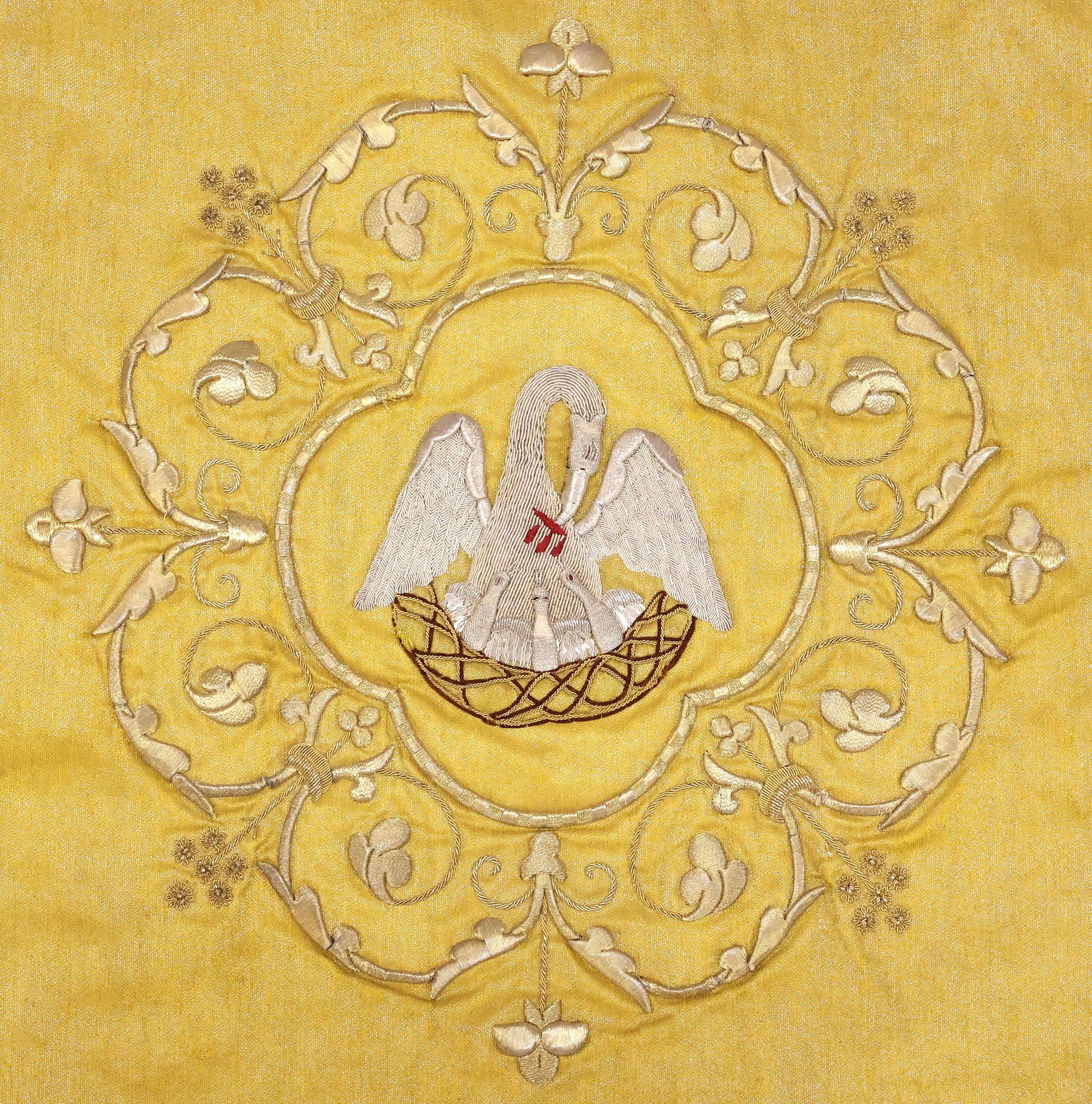 CONTINENTAL LITURGICAL 'PELICAN'S PIETY' HUMERAL VEIL VESTMENT (1 of 4)