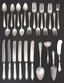 (25) LUNT 'HEIRLOOM' STERLING SILVER FLATWARE SET