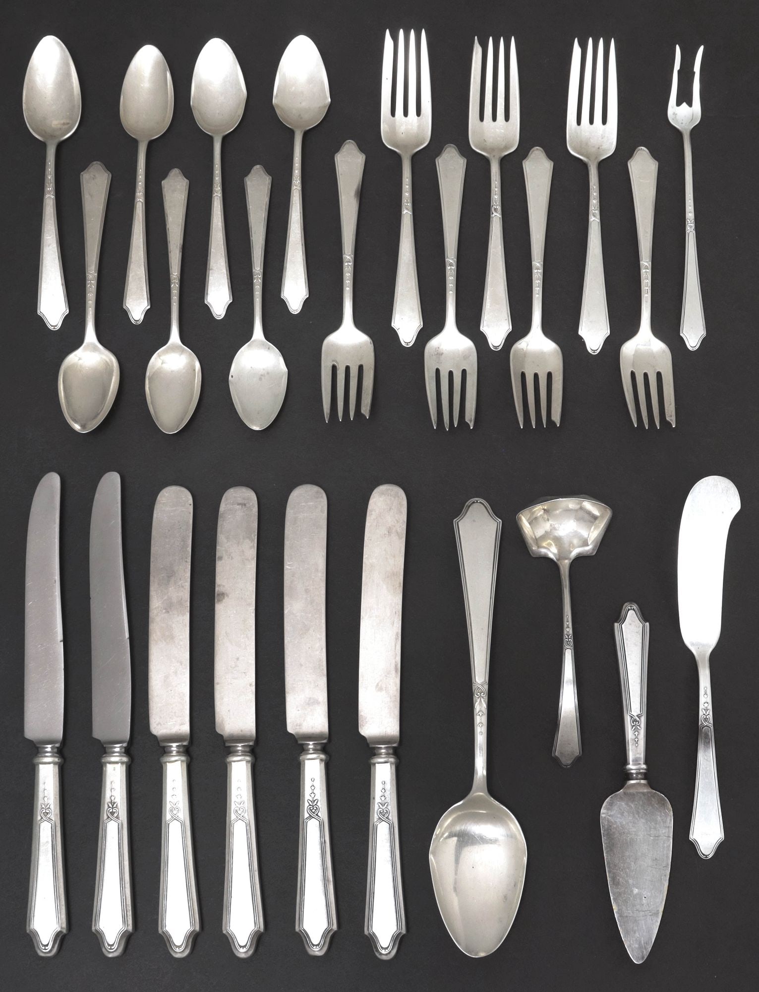 (25) LUNT 'HEIRLOOM' STERLING SILVER FLATWARE SET (1 of 3)