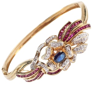 ESTATE 14KT YELLOW GOLD DIAMOND, RUBY & SAPPHIRE BANGLE BRACELET