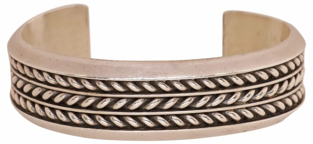 NATIVE AMERICAN TOM HAWK NAVAJO STERLING SILVER BRACELET