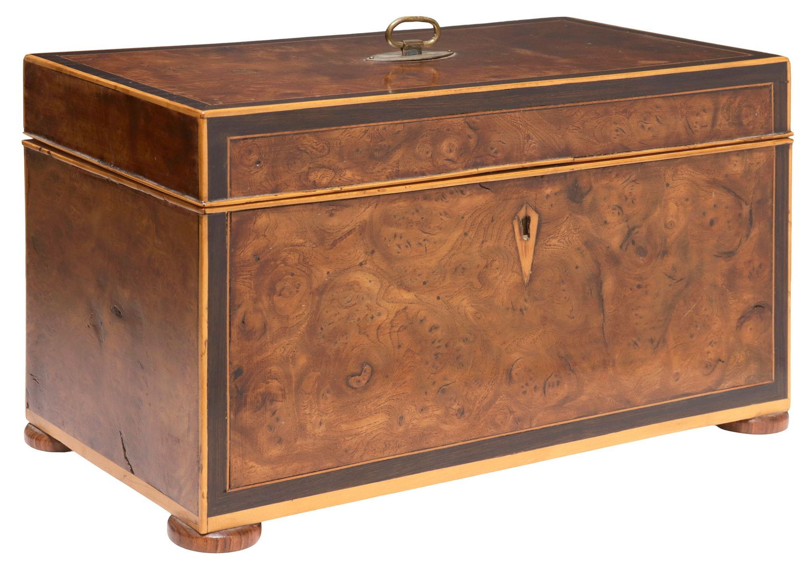 FINE ENGLISH REGENCY BURLED WALNUT & STRINGWORK TEA CADDY: Fine English Regency burr walnut tea caddy, 19th c., the rectangular case trimmed with contrasting stringwork, hinged lid opening to red-lined interior, covered central well with geometric string inla