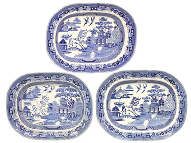 (3) ENGLISH STAFFORDSHIRE TRANSFERWARE 'BLUE WILLOW' PLATTERS