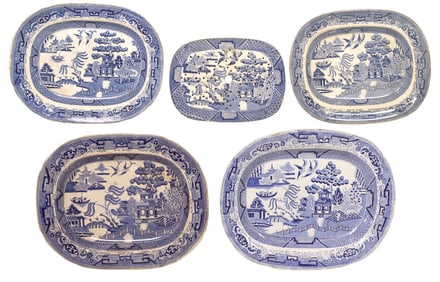 (5) ENGLISH STAFFORDSHIRE 'BLUE WILLOW' PLATTERS & MEAT DRAINER