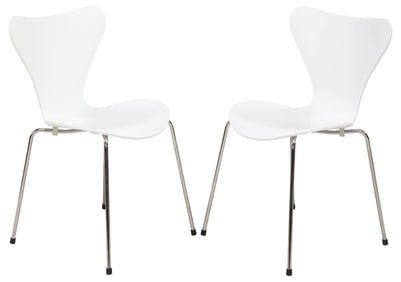 (2) ARNE JACOBSEN FOR FRITZ HANSEN DANISH 'SERIES 7' WHITE CHAIRS