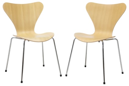 (2) ARNE JACOBSEN FOR FRITZ HANSEN DANISH 'SERIES 7' CHAIRS