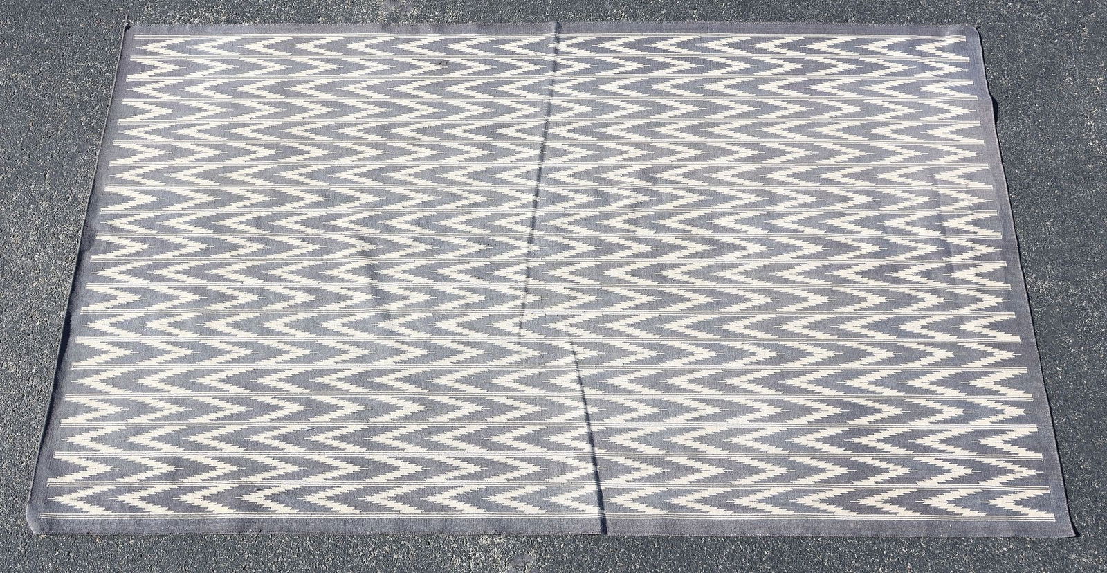MADELINE WEINRIB (ATTRIB.) 'STEEL DITTO' FLATWOVEN RUG, 8'4" X 5': Estate designer flatwoven cotton "Ditto" rug, attributed to Madeline Weinrib, from the "Amagansett" collection, in the "Steel" colorway, unmarked, approx 8'4"l, 5'w **Provenance: the Stanley Family's