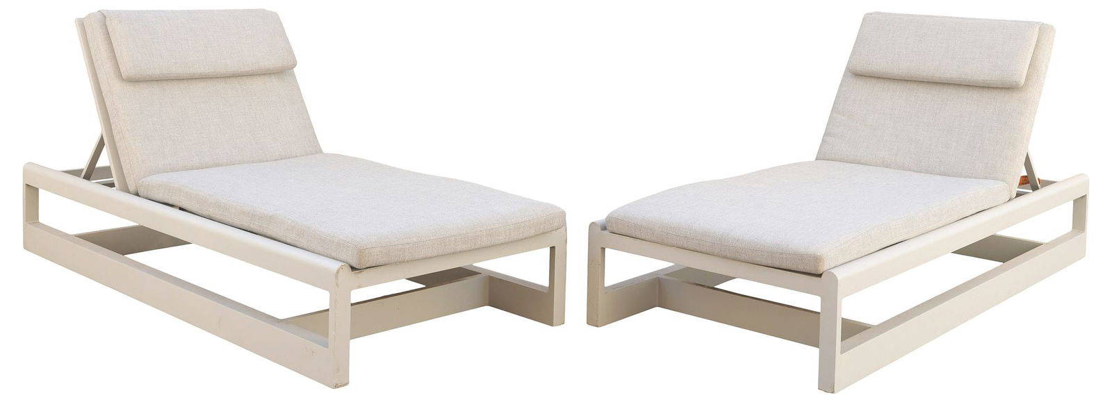 (2) SUTHERLAND 'GREAT LAKES' TEAK & ALUMINUM CHAISE LOUNGE CHAIRS: (pair) Contemporary "Great Lakes" teak and aluminum outdoor chaise lounge chairs, design attributed to Terry Hunziker (American, b.1948) for Sutherland Furniture, 21st c. the frame in a light gray pow