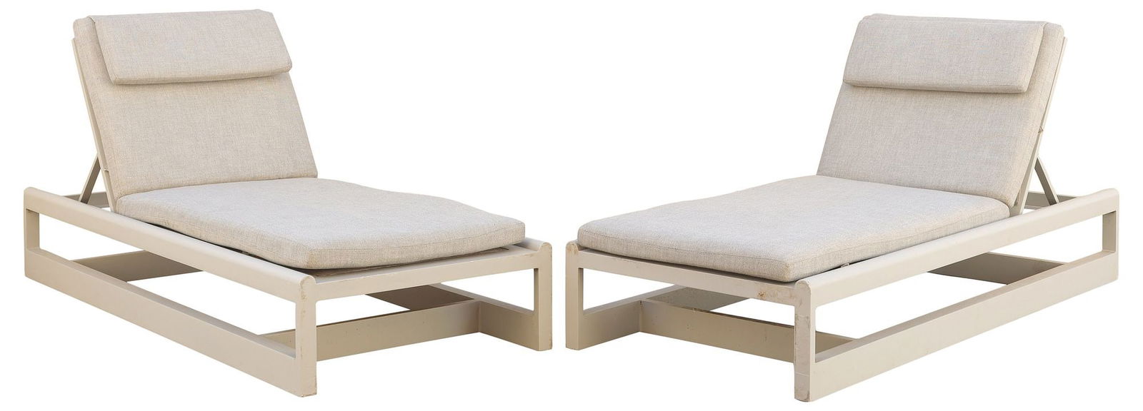 (2) SUTHERLAND 'GREAT LAKES' TEAK & ALUMINUM CHAISE LOUNGE CHAIRS: (pair) Contemporary "Great Lakes" teak and aluminum outdoor chaise lounge chairs, design attributed to Terry Hunziker (American, b.1948) for Sutherland Furniture, 21st c. the frame in a light gray pow