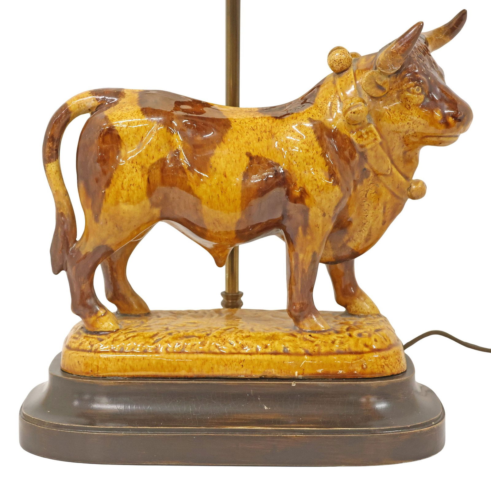 PORTUGUESE MANUEL MAFRA (ATTRIB.) MAJOLICA BULL FIGURE ONE-LIGHT TABLE LAMP: Portuguese treacle glaze pottery bull, late 19th/ early 20th c., attributed to Manuel Mafra (Portuguese, 1830-1905), now mounted as a single-light table lamp on a stepped wood base, accompanied by sha