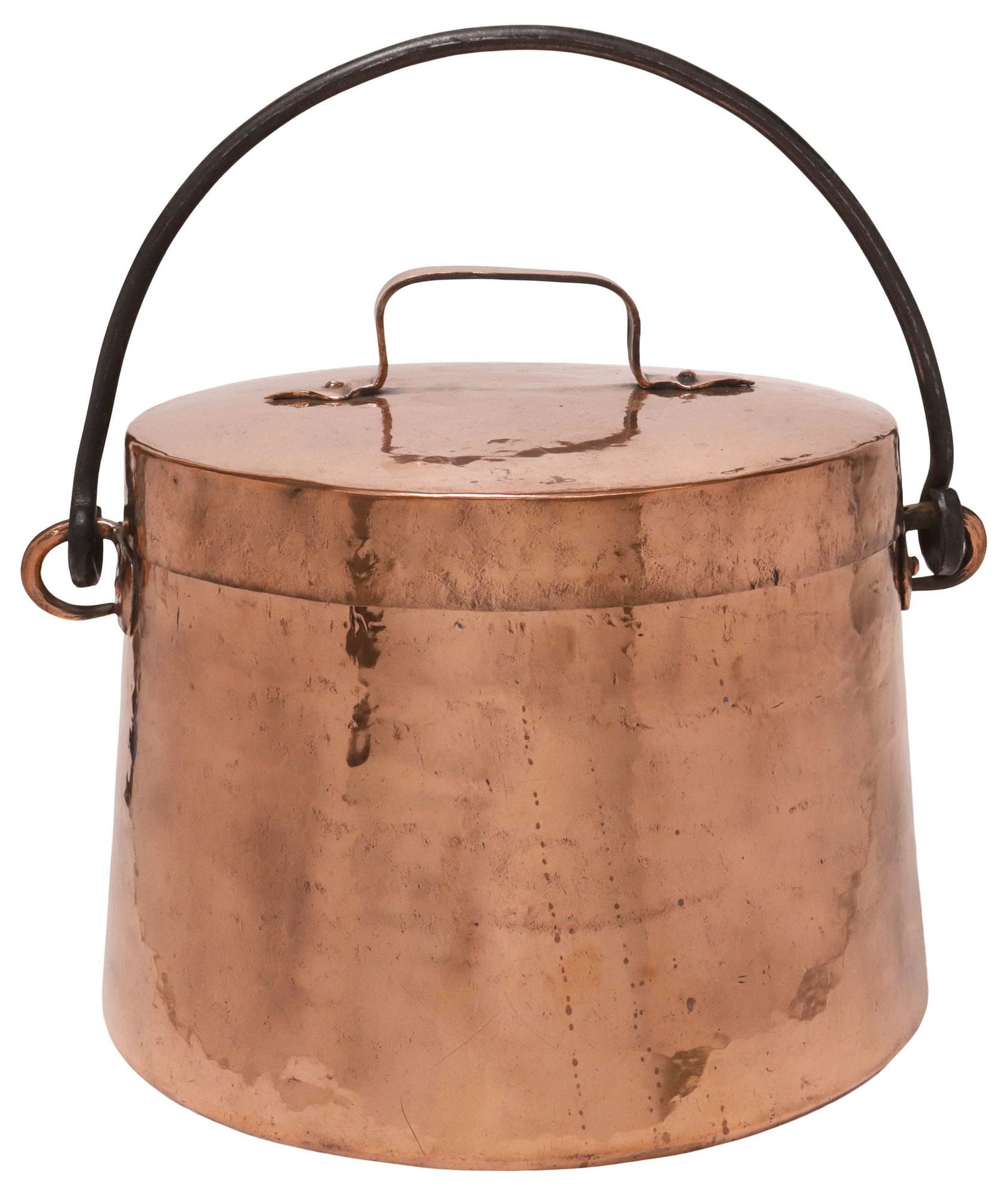 LARGE ENGLISH LIDDED HAND-HAMMERED COPPER POT WITH LID: Large English hand-hammered copper pot, 19th c., having handled lid, above iron swing bail handle, approx 14.75"h, 15.5"w, 14.5"d, 15.5lbs