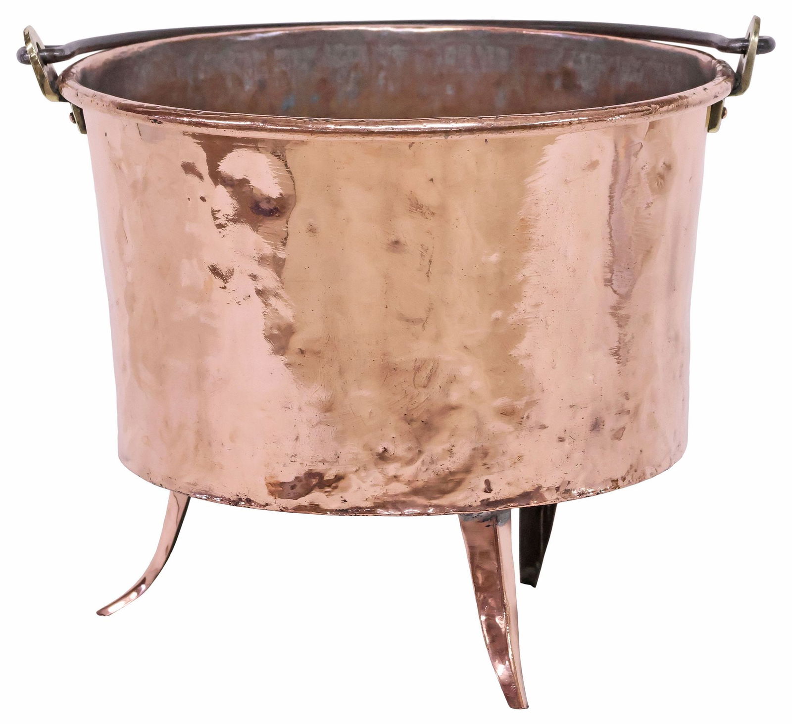 ENGLISH HAND-HAMMERED HANDLED COPPER CAULDRON: English hand-hammered copper and brass cauldron, late 19th c., having iron swing bail handle, rising on flared legs, approx 16.5"h, 19.5"w, 18"d, 5lbs