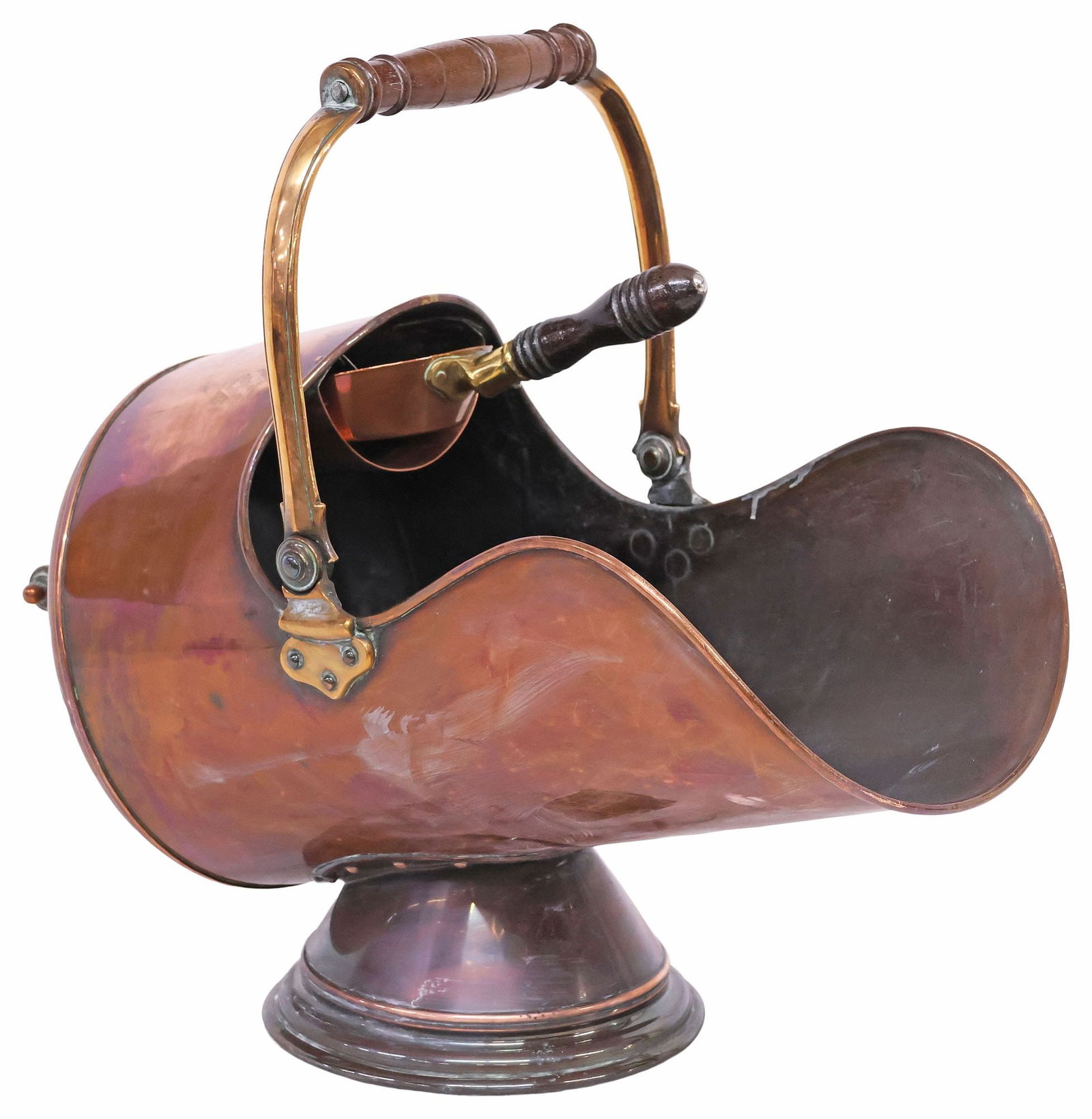 ENGLISH VICTORIAN COPPER & WOOD HANDLED COAL SCUTTLE WITH SCOOP: English Victorian copper and brass coal scuttle, late 19th c., having turned wood swing handle, fixed bracket handle at back, rising on circular base, accompanied by wood-handled scoop, approx