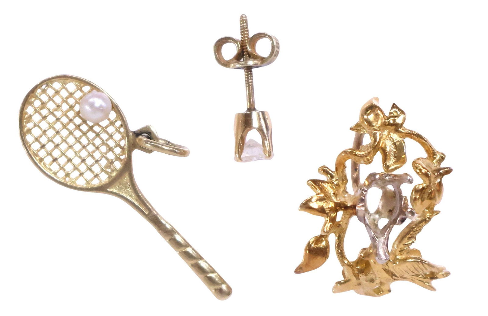 (3) ESTATE SCRAP JEWELRY, 18KT SETTING, TENNIS RACKET CHARM, DIAMOND STUD EARRING: (lot of 3) Estate scrap jewelry group, including: (1) 18kt gold pendant setting, Wachler, white gold fitting at center previously holding a stone, loss to prongs, makers stamp, 18K, .75"l, 5/8"w, 3.0