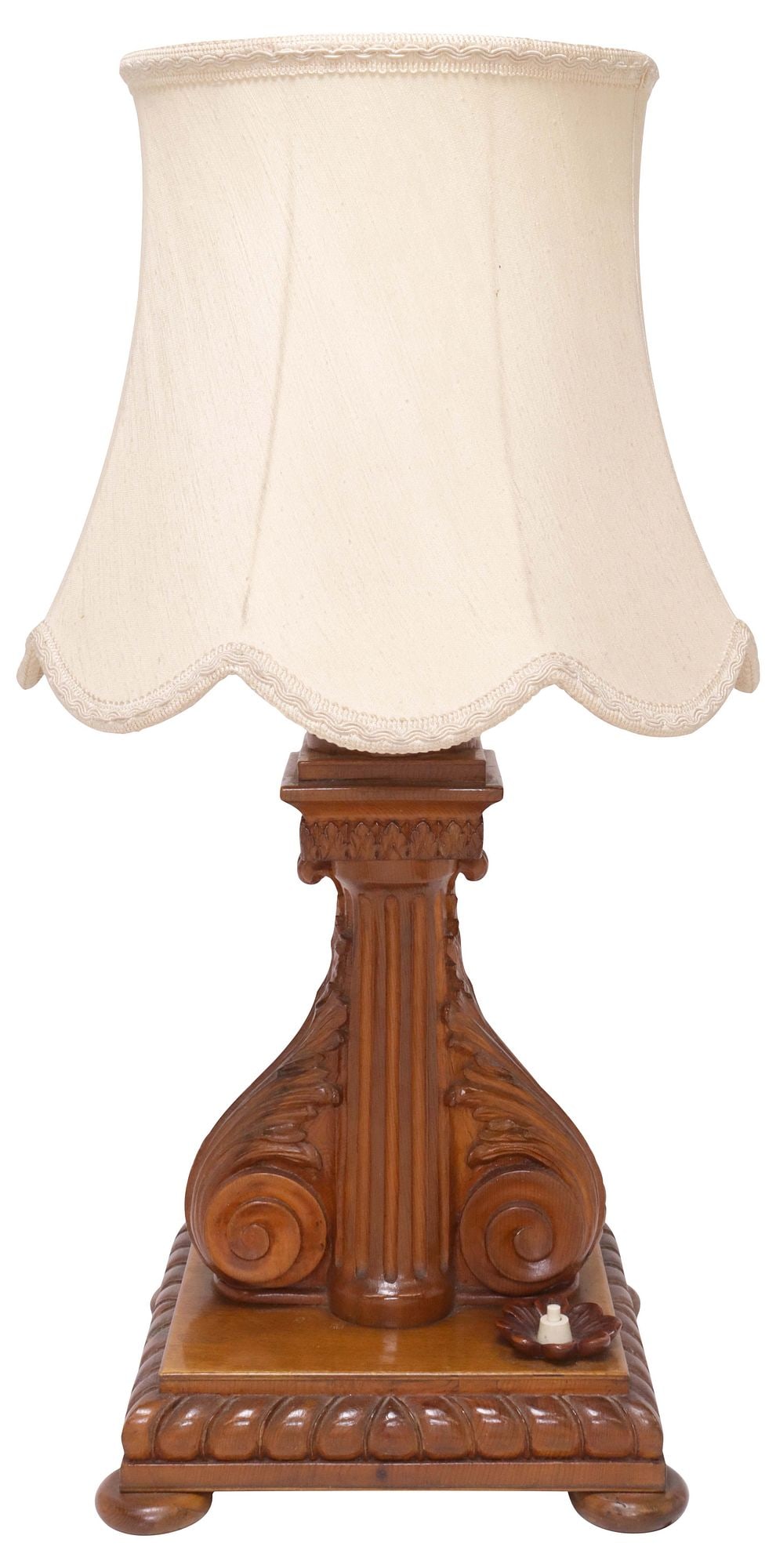 ITALIAN BAROQUE STYLE CARVED WOOD COLUMN-FORM 1-LIGHT TABLE LAMP: Italian Baroque style carved wood single-light table lamp, 20th c., in the form of a fluted column with scrolling foliate terminals, on platform base and bun feet, accompanied by fabric shade, in need