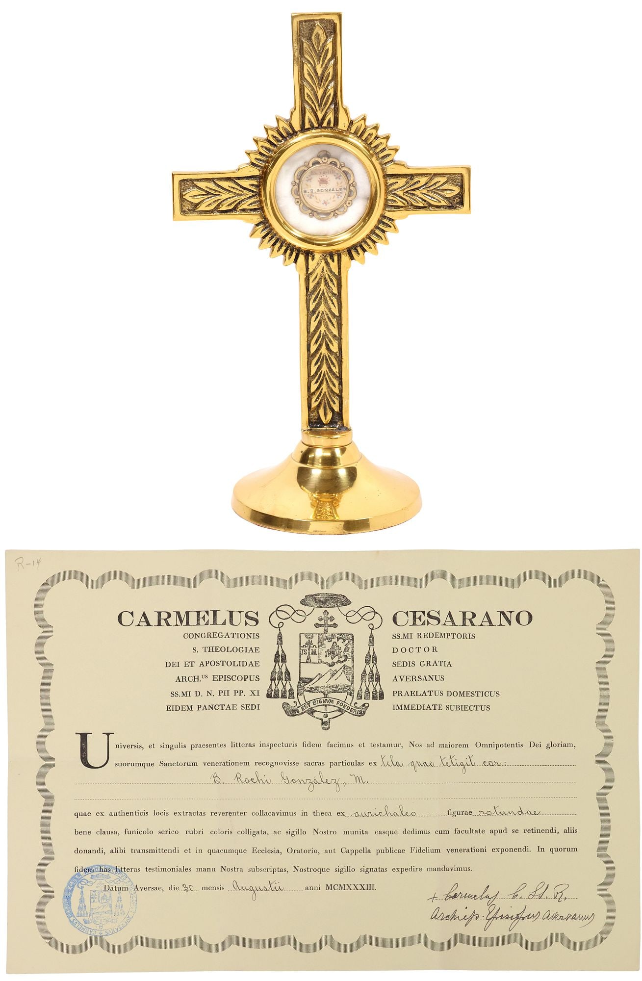 EX VESTIBUS RELIC OF ST. ROQUE GONZALEZ DE SANTA CRUZ IN ALTAR RELIQUARY: Second-class (ex tela serica quae tetigit cor) of Saint Roque Gonzalez de Santa Cruz (Jesuit Priest and Martyr, Guarani-Spanish, 1576-1628), housed in a gilt-metal theca reliquary with scalloped