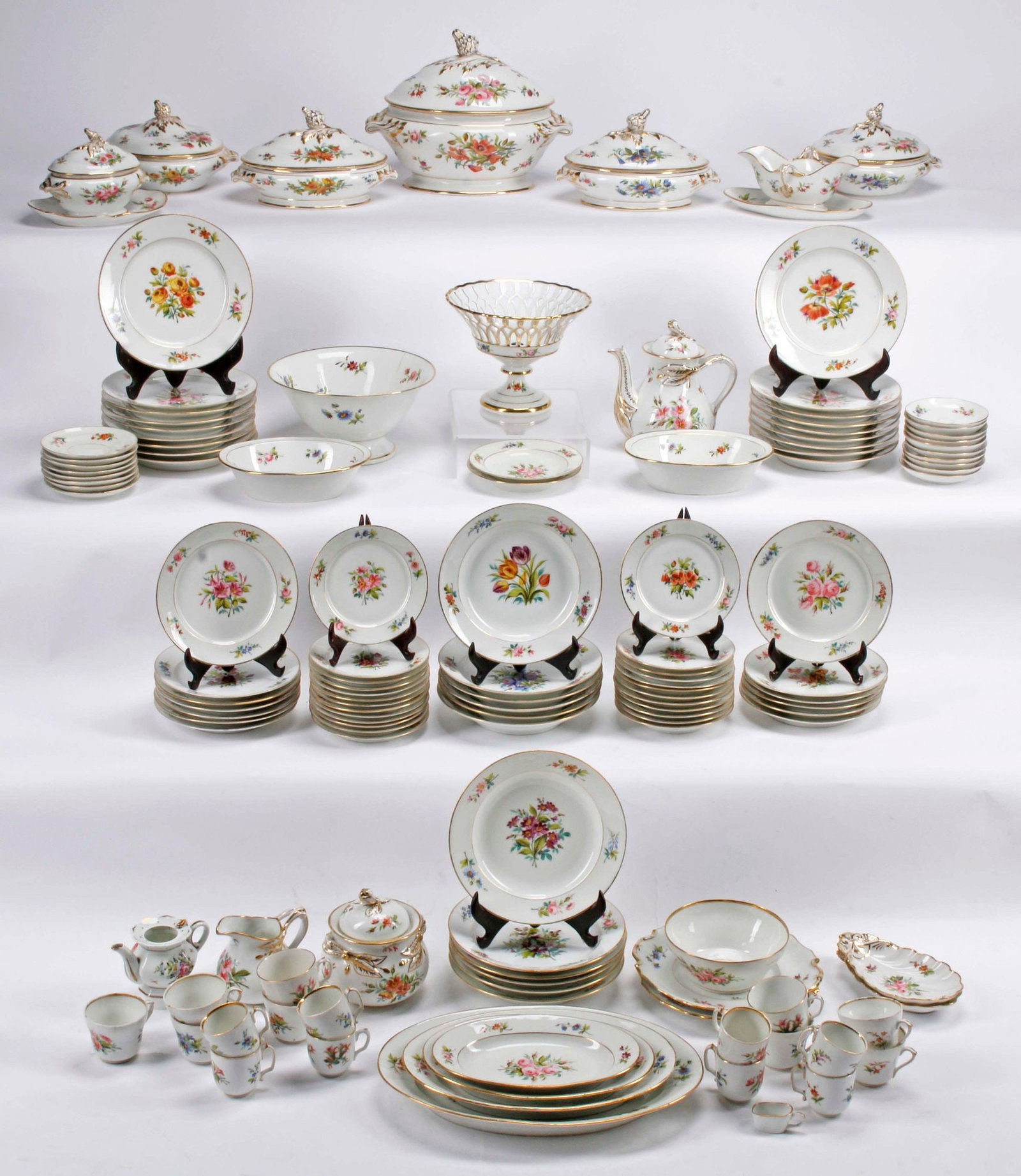 (133) GERMAN PARCEL-GILT PORCELAIN DINNER SERVICE (1 of 8)