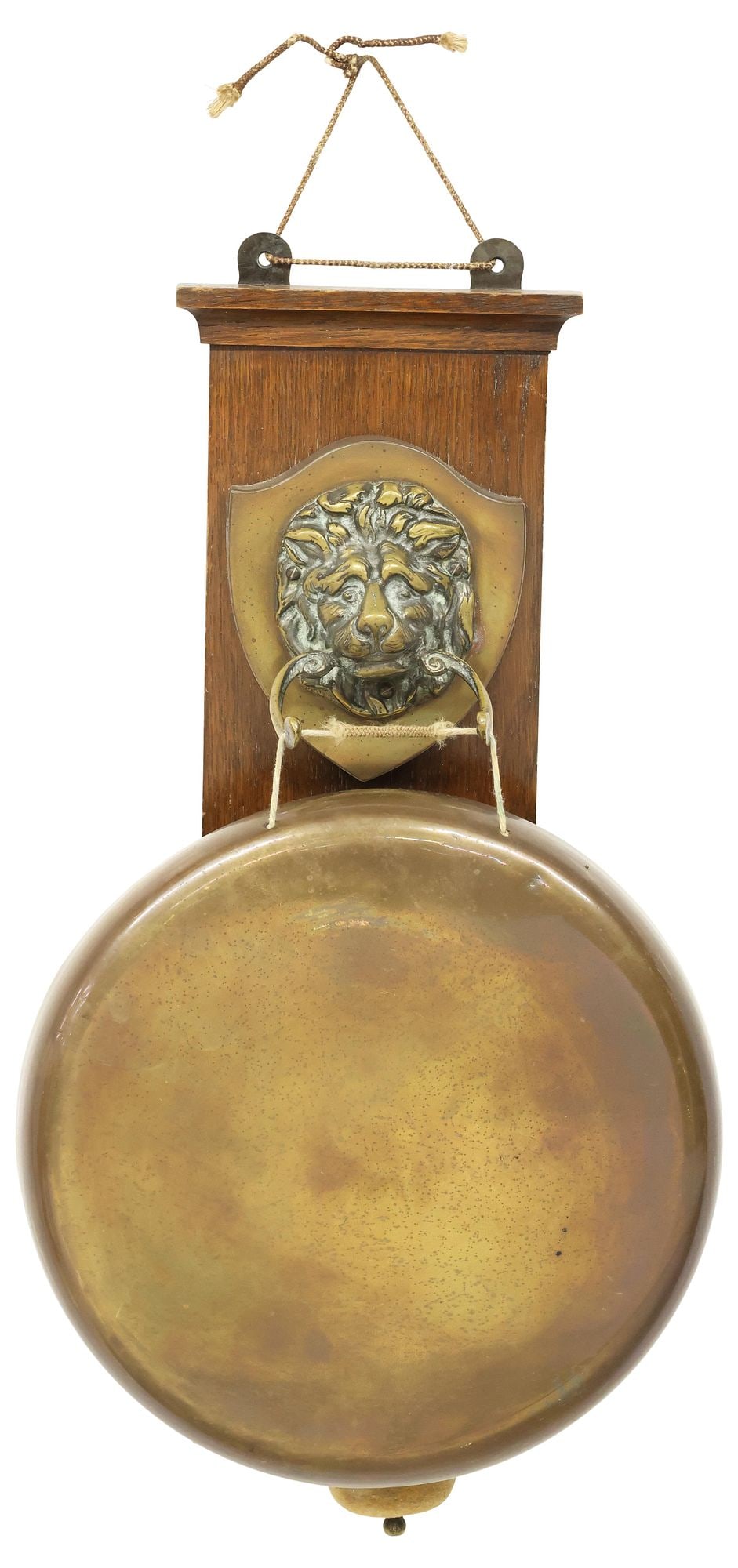 ENGLISH EDWARDIAN CARVED OAK & BRASS LION MASK DINNER GONG: English Edwardian brass and oak wall-mounted dinner gong, early 20th c., shaped plaque with protruding lion mask, suspending large gong plate, accompanied by striker mallet, overall: approx 25"h,