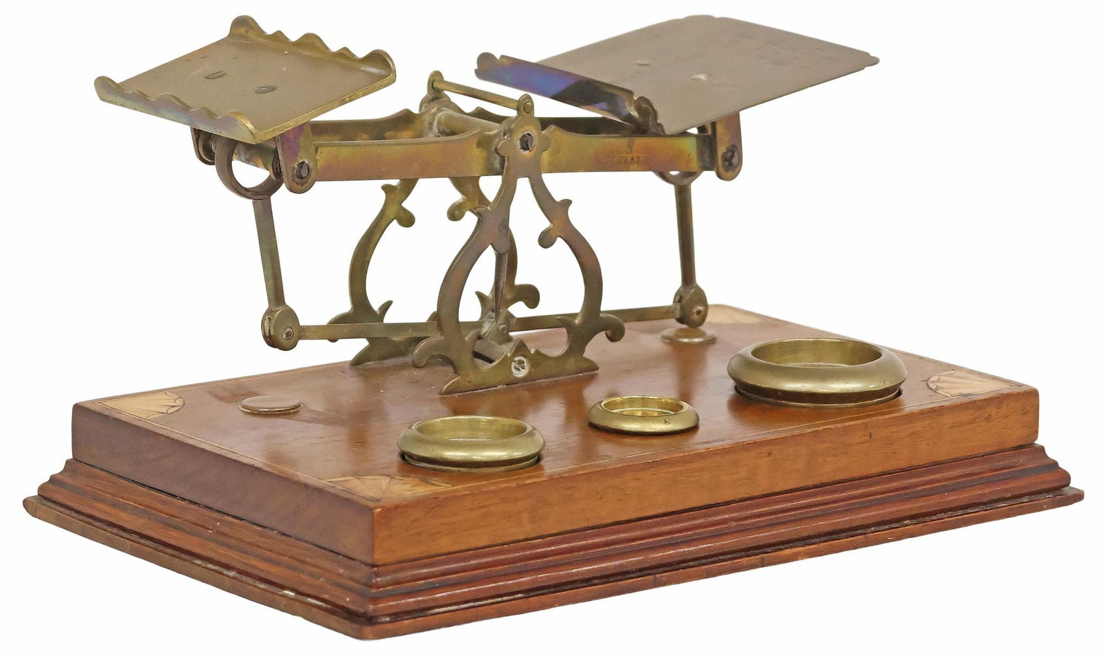 ENGLISH EDWARDIAN BRASS & MAHOGANY POSTAL BALANCE SCALES & WEIGHTS: (lot) English Edwardian brass postal balance scales, early 20th c., balance beam with two rectangular trays, embossed postal rates, rising on inlaid mahogany base, with fan parquetry motif at each cor