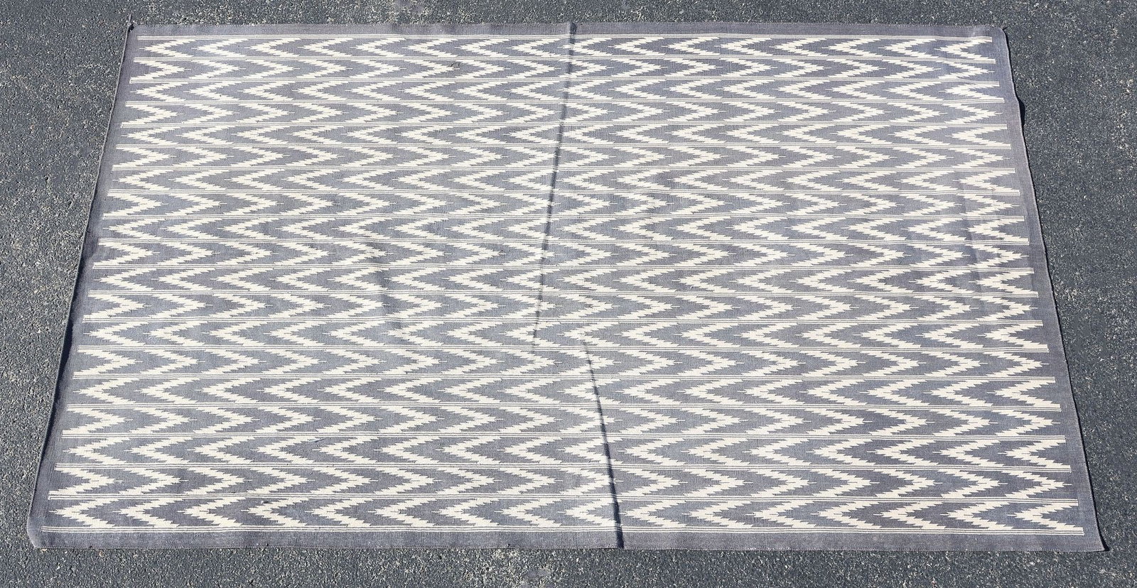 MADELINE WEINRIB (ATTRIB.) 'STEEL DITTO' FLATWOVEN RUG, 8'4" X 5': Estate designer flatwoven cotton "Ditto" rug, attributed to Madeline Weinrib, from the "Amagansett" collection, in the "Steel" colorway, unmarked, approx 8'4"l, 5'w **Provenance: the Stanley Family's 