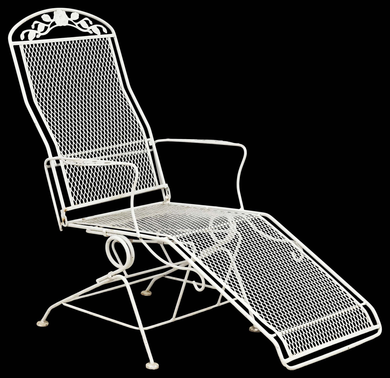 RUSSELL WOODARD STYLE WROUGHT IRON OUTDOOR CHAISE LOUNGE: Wrought iron outdoor patio chaise lounge, in the manner of Russell Woodard (1910-1969), in a white painted finish, having pierced foliate crest and armrests, rocking latticework seat on spring support