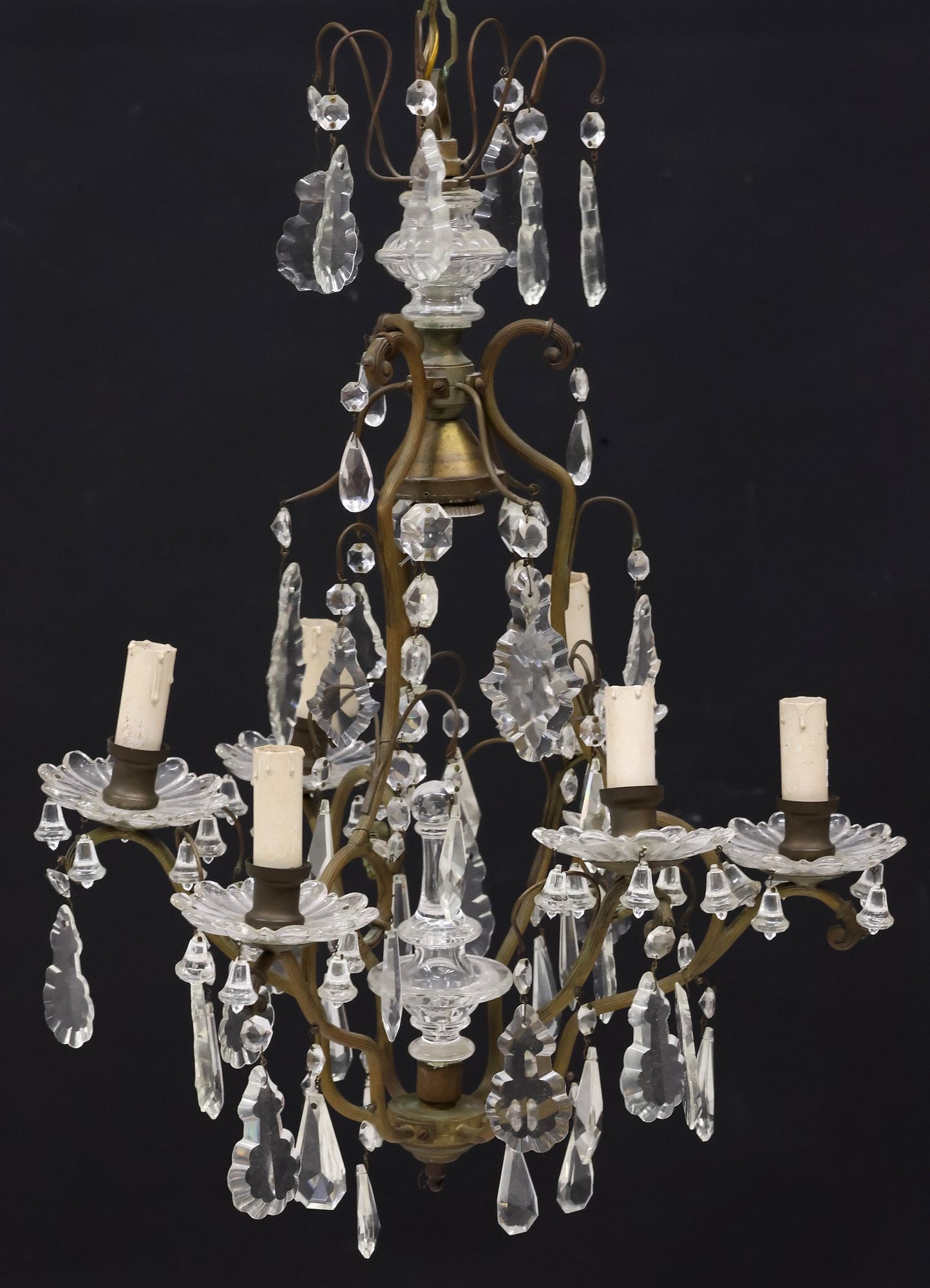 ITALIAN GILT-METAL & CRYSTAL 7-LIGHT SCROLLED CHANDELIER: Italian gilt-metal and crystal seven-light chandelier, 20th c., ribbed scrolling frame hung with crystal drops and pendalogues, encircling central light and turned finial, arms terminating at florifor