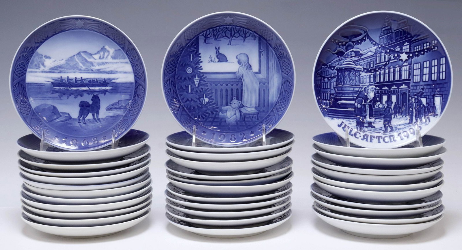 (35) ROYAL COPENHAGEN BLUE & WHITE PORCELAIN COLLECTIBLE CHRISTMAS PLATES (1 of 5)