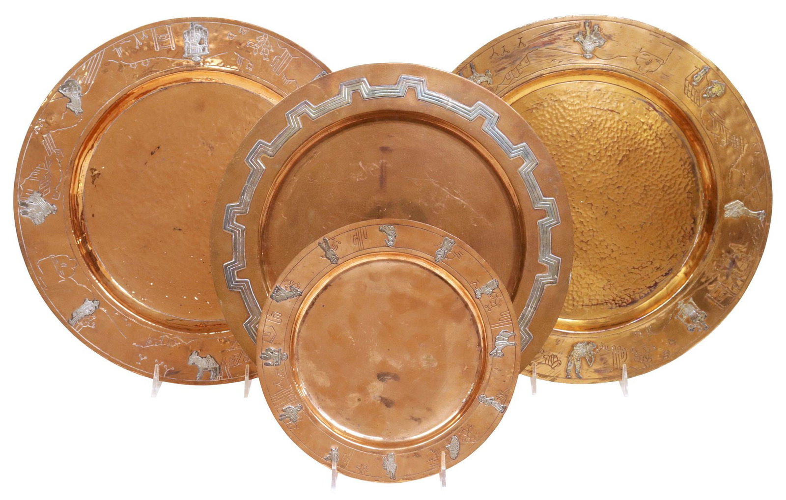 (4) VINTAGE VICTORIA TAXCO MEXICO MIXED-METAL HAMMERED CHARGERS & PLATE: (lot of 4) Collection of mixed metal table items, Victoria (Ana Nunez de Brilanti, 1910-1999), Taxco, Mexico, mid-20th c., all marked underfoot, including: (2) large chargers, having wide borders with