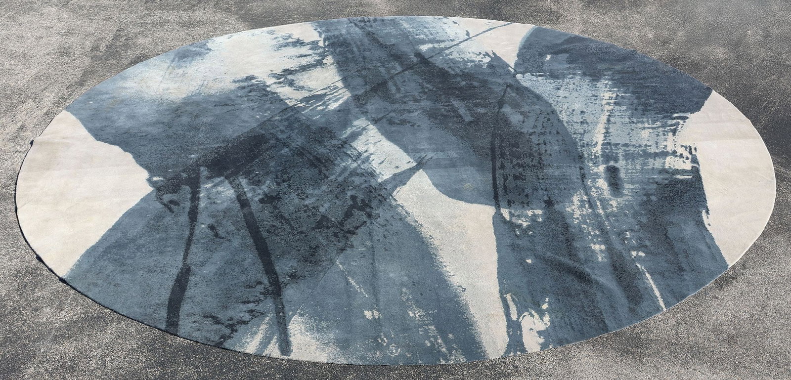 CONTEMPORARY DAVID ROCKWELL (B.1956) FOR THE RUG COMPANY 'LOLA BLUE' RUG, 18'2"DIAM (1 of 4)